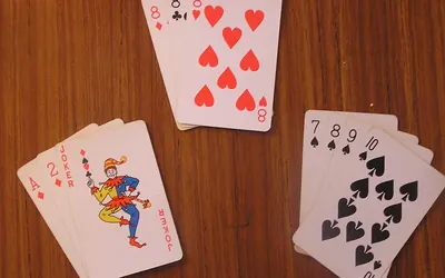 500 kortspil: meldte kombinationer med en joker lagt på bordet